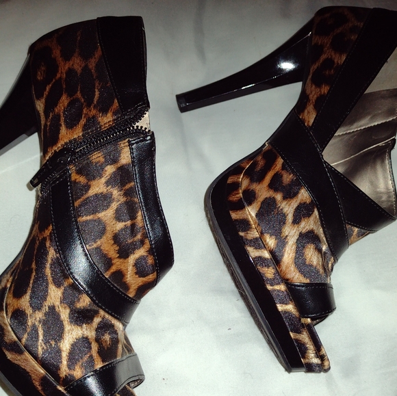 Carlos Santana “Chica” Leopard Print Heels Size 7.5 - Picture 2 of 6
